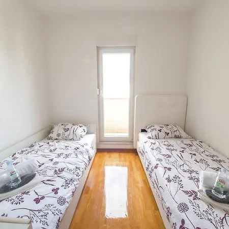 Orca Centar And Free Garage Parking Apartment